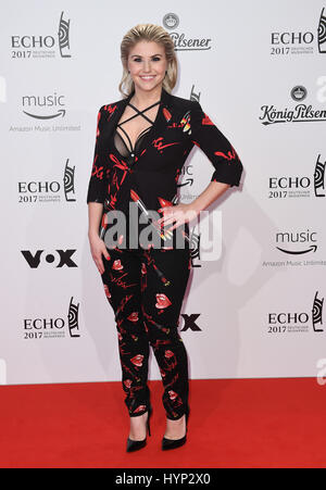 Berlin, Deutschland. 6. April 2017. Sängerin Beatrice Egli kommt bei der Verleihung des 26. deutschen Musikpreis "Echo" in Berlin, Deutschland, 6. April 2017. Foto: Britta Pedersen/Dpa/Alamy Live News Stockfoto