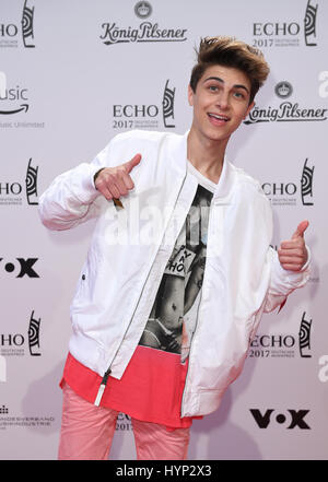 Berlin, Deutschland. 6. April 2017. Sänger Lukas Rieger kommt bei der Verleihung des 26. deutschen Musikpreis "Echo" in Berlin, Deutschland, 6. April 2017. Foto: Britta Pedersen/Dpa/Alamy Live News Stockfoto