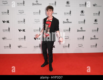 Berlin, Deutschland. 6. April 2017. Sänger Mike Sänger kommt bei der Verleihung des 26. deutschen Musikpreis "Echo" in Berlin, Deutschland, 6. April 2017. Foto: Britta Pedersen/Dpa/Alamy Live News Stockfoto