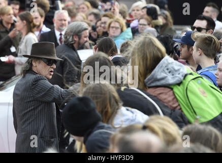 Berlin, Deutschland. 6. April 2017. Musiker Udo Lindenberg kommt bei der Verleihung des 26. deutschen Musikpreis "Echo" in Berlin, Deutschland, 6. April 2017. Foto: Rainer Jensen/Dpa/Alamy Live-Nachrichten Stockfoto