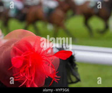 Liverpool, Merseyside, England 6. April 2017. Eröffnung Tag Mode auf dem Aintree Grand National Festival. Angesichts der Vorjahre, wenn des Teilnehmers Outfits Aufmerksamkeit aus falschen Gründen haben, forderte Beamten der Grand National das diesjährige Racegoers zu "smarten up" "Absichtserklärung" zu gestalten. Kredite; MediaWorldImages/AlamyLiveNews Stockfoto