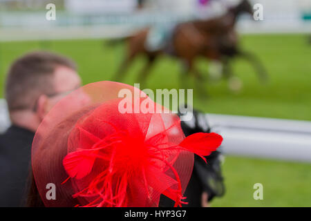 Liverpool, Merseyside, England 6. April 2017. Eröffnung Tag Mode auf dem Aintree Grand National Festival. Angesichts der Vorjahre, wenn des Teilnehmers Outfits Aufmerksamkeit aus falschen Gründen haben, forderte Beamten der Grand National das diesjährige Racegoers zu "smarten up" "Absichtserklärung" zu gestalten. Kredite; MediaWorldImages/AlamyLiveNews Stockfoto