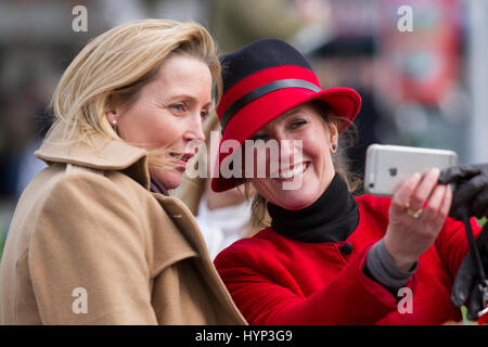 Liverpool, Merseyside, England 6. April 2017. Eröffnung Tag Mode auf dem Aintree Grand National Festival. Angesichts der Vorjahre, wenn des Teilnehmers Outfits Aufmerksamkeit aus falschen Gründen haben, forderte Beamten der Grand National das diesjährige Racegoers zu "smarten up" "Absichtserklärung" zu gestalten. Kredite; MediaWorldImages/AlamyLiveNews Stockfoto