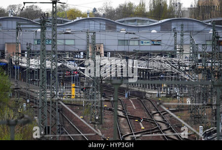 Potsdam, Deutschland. 6. April 2017. Blick auf den leeren Plattformen der Hauptbahnhof in Potsdam, Deutschland, 6. April 2017. Nach ein verlassenen Koffer gefunden wurde wurde ein Zug am Hauptbahnhof in Potsdam, die s-Bahn und Regionalbahn Dienst suspendiert. Foto: Ralf Hirschberger/Dpa-Zentralbild/Dpa/Alamy Live News Stockfoto