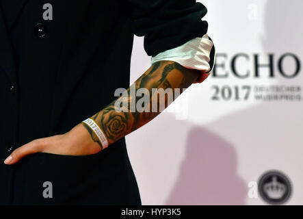 Berlin, Deutschland. 6. April 2017. Schauspielerin Sophia Thomalla kommt bei der Verleihung des 26. deutschen Musikpreis "Echo" in Berlin, Deutschland, 6. April 2017. Foto: Jens Kalaene/Dpa-Zentralbild/Dpa/Alamy Live News Stockfoto