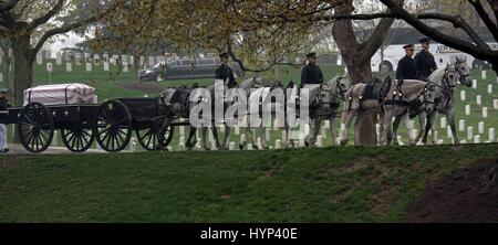 Arlington, Virginia, USA. 6. April 2017. Die Pferdekutsche Leichenwagen Prozessen mit Sarg während der Trauerfeiern für John Glenn auf der Grabstätte auf dem Arlington National Cemetery 6. April 2017 in Arlington, Virginia. Glenn, der erste amerikanische Astronaut, die Erde zu umkreisen und später ein Senator der Vereinigten Staaten, starb im Alter von 95 Jahren am 8. Dezember 2016. Bildnachweis: Planetpix/Alamy Live-Nachrichten Stockfoto