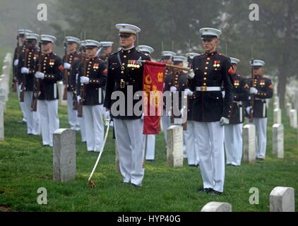 Arlington, Virginia, USA. 6. April 2017. Marine Ehrengarde stehen stramm während die Trauerfeiern für John Glenn für den Dienst der Grabstätte auf dem Arlington National Cemetery 6. April 2017 in Arlington, Virginia. Glenn, der erste amerikanische Astronaut, die Erde zu umkreisen und später ein Senator der Vereinigten Staaten, starb im Alter von 95 Jahren am 8. Dezember 2016. Bildnachweis: Planetpix/Alamy Live-Nachrichten Stockfoto