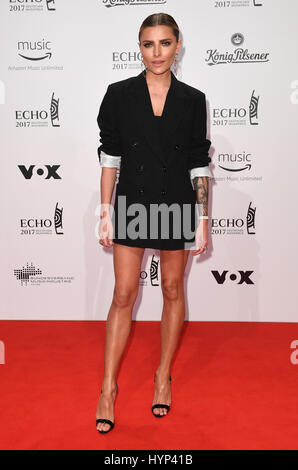 Berlin, Deutschland. 6. April 2017. Schauspielerin Sophia Thomalla kommt bei der Verleihung des 26. deutschen Musikpreis "Echo" in Berlin, Deutschland, 6. April 2017. Foto: Britta Pedersen/Dpa-Zentralbild/Dpa/Alamy Live News Stockfoto