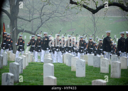 Arlington, Virginia, USA. 6. April 2017. Marine Corps Ehren Garde März in einer Prozession auf der Grabstätte während die Trauerfeiern für John Glenn auf dem Arlington National Cemetery 6. April 2017 in Arlington, Virginia. Glenn, der erste amerikanische Astronaut, die Erde zu umkreisen und später ein Senator der Vereinigten Staaten, starb im Alter von 95 Jahren am 8. Dezember 2016. Bildnachweis: Planetpix/Alamy Live-Nachrichten Stockfoto