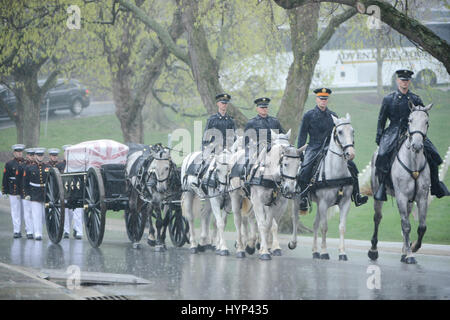 Arlington, Virginia, USA. 6. April 2017. Der Pferd gezogenen Leichenwagen trägt den Sarg auf die Grabstätte während die Trauerfeiern für John Glenn auf dem Arlington National Cemetery 6. April 2017 in Arlington, Virginia. Glenn, der erste amerikanische Astronaut, die Erde zu umkreisen und später ein Senator der Vereinigten Staaten, starb im Alter von 95 Jahren am 8. Dezember 2016. Bildnachweis: Planetpix/Alamy Live-Nachrichten Stockfoto