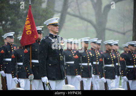 Arlington, Virginia, USA. 6. April 2017. Marine Corps Ehren Garde Stand stramm während der Grabstätte Trauergottesdienste für John Glenn auf dem Arlington National Cemetery 6. April 2017 in Arlington, Virginia. Glenn, der erste amerikanische Astronaut, die Erde zu umkreisen und später ein Senator der Vereinigten Staaten, starb im Alter von 95 Jahren am 8. Dezember 2016. Bildnachweis: Planetpix/Alamy Live-Nachrichten Stockfoto