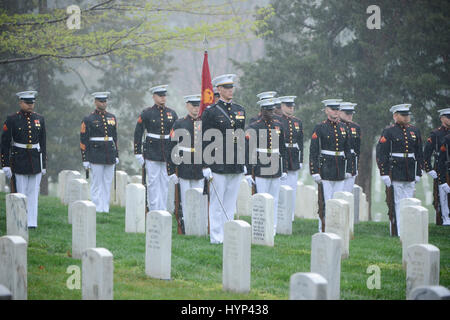 Arlington, Virginia, USA. 6. April 2017. Marine Corps Ehren Garde Stand stramm während der Grabstätte Trauergottesdienste für John Glenn auf dem Arlington National Cemetery 6. April 2017 in Arlington, Virginia. Glenn, der erste amerikanische Astronaut, die Erde zu umkreisen und später ein Senator der Vereinigten Staaten, starb im Alter von 95 Jahren am 8. Dezember 2016. Bildnachweis: Planetpix/Alamy Live-Nachrichten Stockfoto