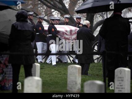 Arlington, Virginia, USA. 6. April 2017. Marine Corps Ehren Garde tragen den Sarg während der Grabstätte Trauergottesdienste für John Glenn auf dem Arlington National Cemetery 6. April 2017 in Arlington, Virginia. Glenn, der erste amerikanische Astronaut, die Erde zu umkreisen und später ein Senator der Vereinigten Staaten, starb im Alter von 95 Jahren am 8. Dezember 2016. Bildnachweis: Planetpix/Alamy Live-Nachrichten Stockfoto