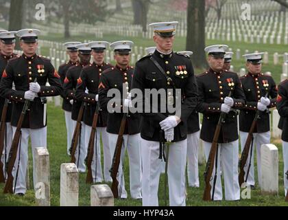 Arlington, Virginia, USA. 6. April 2017. Marine Corps Ehren Garde Stand wohl während der Grabstätte Trauergottesdienste für John Glenn auf dem Arlington National Cemetery 6. April 2017 in Arlington, Virginia. Glenn, der erste amerikanische Astronaut, die Erde zu umkreisen und später ein Senator der Vereinigten Staaten, starb im Alter von 95 Jahren am 8. Dezember 2016. Bildnachweis: Planetpix/Alamy Live-Nachrichten Stockfoto