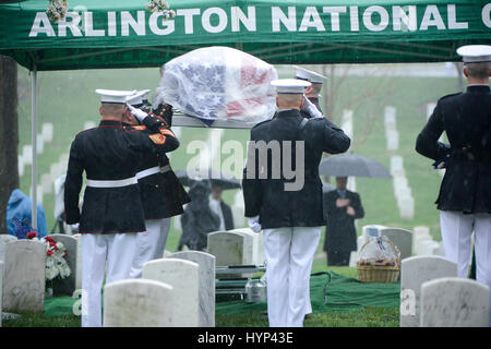 Arlington, Virginia, USA. 6. April 2017. Marine Corps Ehren Garde tragen den Sarg während der Grabstätte Trauergottesdienste für John Glenn auf dem Arlington National Cemetery 6. April 2017 in Arlington, Virginia. Glenn, der erste amerikanische Astronaut, die Erde zu umkreisen und später ein Senator der Vereinigten Staaten, starb im Alter von 95 Jahren am 8. Dezember 2016. Bildnachweis: Planetpix/Alamy Live-Nachrichten Stockfoto