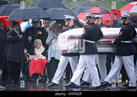 Arlington, Virginia, USA. 6. April 2017. Anne Glenn Uhren Fenster von John Glenn als Marine Ehrengarde tragen den Sarg ihres Mannes während der Beerdigung auf dem Arlington National Cemetery 6. April 2017 in Arlington, Virginia. Glenn, der erste amerikanische Astronaut, die Erde zu umkreisen und später ein Senator der Vereinigten Staaten, starb im Alter von 95 Jahren am 8. Dezember 2016. Bildnachweis: Planetpix/Alamy Live-Nachrichten Stockfoto