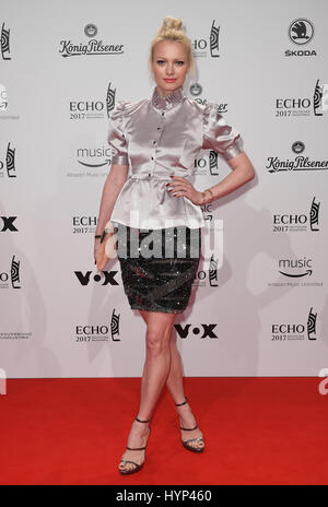 Berlin, Deutschland. 6. April 2017. Model Franziska Knuppe kommt bei der Verleihung des 26. deutschen Musikpreis "Echo" in Berlin, Deutschland, 6. April 2017. Foto: Britta Pedersen/Dpa/Alamy Live News Stockfoto