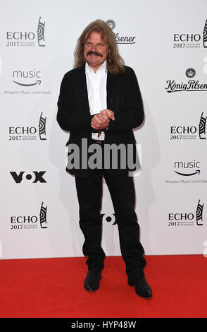 Berlin, Deutschland. 6. April 2017. Musiker Leslie Mandoki kommt bei der Verleihung des 26. deutschen Musikpreis "Echo" in Berlin, Deutschland, 6. April 2017. Foto: Britta Pedersen/Dpa/Alamy Live News Stockfoto