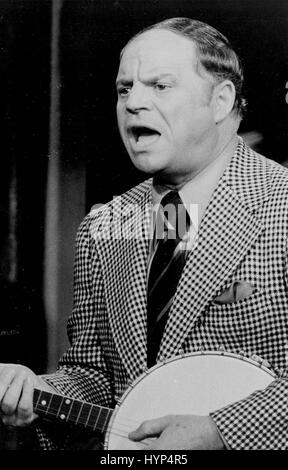 Don Rickles, US-amerikanischer Komiker und Schauspieler und Ehrenmitglied des Rat Pack starb Donnerstag in Kalifornien, im Alter von 90 in seinem Haus in Los Angeles durch Nierenversagen. Rickles ist am besten bekannt als Beleidigung comic und für seine Auftritte auf Deans Celebrity Braten in den 1970er Jahren. Rickles begann seine Karriere in der Komödie Durchführung in Nachtclubs und spielte später häufig in der Tonight Show. Bild: 1973 - Los Angeles, Kalifornien, USA - DON RICKLES während '' The Tonight Show'' starring Johnny Carson'' 1973. (Kredit-Bild: © Globe Photos/ZUMAPRESS.com) Stockfoto