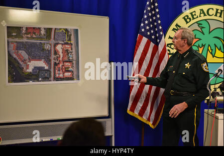 5. April 2017 hält - West Palm Beach, FL, USA - Palm Beach County Sheriff Ric Bradshaw, eine Presse-Konferenz über Sicherheit und andere Fragen im Zusammenhang mit Präsident Trump und dem chinesischen Präsidenten Besuch in Palm Beach am Donnerstag und Freitag. 24.03.16. Personal Fotograf Jim Rassol (Kredit-Bild: © Sun-Sentinel über ZUMA Draht) Stockfoto