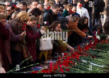 Moskau, Russland. 6. April 2017. Menschen legen Blumen zum Gedenken an die Opfer der Explosion in St. Petersburg in Russland, am 6. April 2017. Etwa fünfzig tausend Menschen versammelten sich hier am Manezhnaya Platz am Donnerstag zum Gedenken an die Opfer der Explosion in St. Petersburg. Eine Explosion fand am Montagnachmittag in einem Zug Wagen im Tunnel zwischen den u-Bahnstationen Technological Institute und Sennaya Ploshchad in St. Petersburg, Russlands zweitgrößter Stadt, 14 Menschen getötet und Dutzende verletzt wurden. Bildnachweis: Evgeny Sinitsyn/Xinhua/Alamy Live-Nachrichten Stockfoto