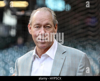 Houston, Texas, USA. 5. April 2017. Houston Astros Besitzer Jim Crane vor Beginn der MLB Spiel zwischen Seattle Seemänner und die Houston Astros im Minute Maid Park in Houston, Texas. John Glaser/CSM/Alamy Live-Nachrichten Stockfoto