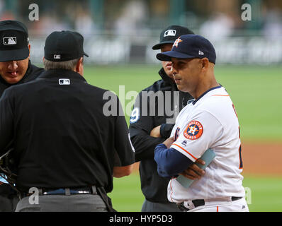 Houston, Texas, USA. 5. April 2017. Houston Astros Bank Trainer Alex Cora (26) während der Schiedsrichter vor Beginn der Sitzung die MLB Spiel zwischen Seattle Seemänner und die Houston Astros im Minute Maid Park in Houston, Texas. John Glaser/CSM/Alamy Live-Nachrichten Stockfoto