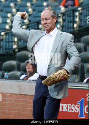 Houston, Texas, USA. 5. April 2017. Houston Astros Besitzer Jim Crane hat einen Haken mit einem Ventilator vor dem Start des Spiels zwischen den Seattle Mariners und Houston Astros MLB im Minute Maid Park in Houston, Texas. John Glaser/CSM/Alamy Live-Nachrichten Stockfoto