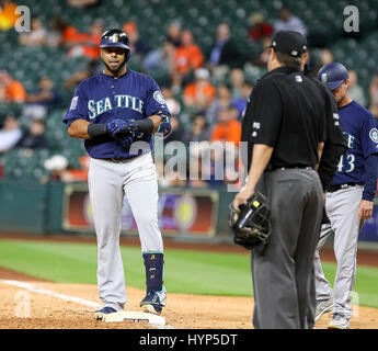 Houston, Texas, USA. 5. April 2017. Seattle Mariners Designated Hitter Nelson Cruz (23) teilt seinen Dissens mit einem Aufruf mit Schiedsrichter Doug Eddings (88) im 11. Inning während des MLB-Spiels zwischen Seattle Seemänner und die Houston Astros im Minute Maid Park in Houston, Texas. John Glaser/CSM/Alamy Live-Nachrichten Stockfoto