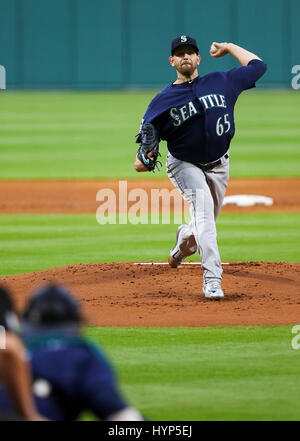 Houston, Texas, USA. 5. April 2017. Seattle Mariners Start Krug James Paxton (65) wirft einen Pitch im 1. Inning während des MLB-Spiels zwischen Seattle Seemänner und die Houston Astros im Minute Maid Park in Houston, Texas. John Glaser/CSM/Alamy Live-Nachrichten Stockfoto