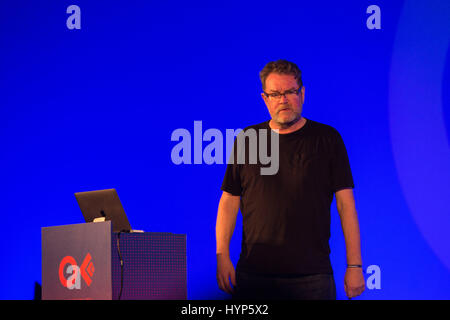 VAUGHAN OLIVER, DESIGNLEGENDE, 4AD RECORDS, 2017: BARCELONA, SPANIEN. April 2017. Das OFFF Festival im Museu Del Disseny in Barcelona. Im Bild: Der legendäre Cover-Designer Vaughan Oliver von 4AD (Pixies, Cocteau Twins) präsentiert sich im Hauptraum der Roots. Bild: Rob Watkins/Alamy News. INFO: Vaughan Oliver (1957–2019) war ein visionärer britischer Grafikdesigner, der für eindringliche, surreale Albumkunst bei 4AD und v23 gefeiert wurde. Seine malerische, mehrschichtige Grafik – besonders für Pixies, Cocteau Twins und die Breeders – prägte die Ästhetik des alt-Rock und inspirierte Generationen. Stockfoto