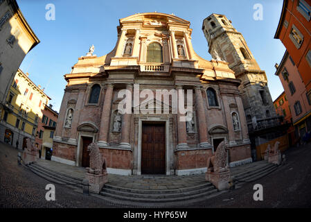 Löwe vor der Basilika von San Prospero, Piazza San Prospero, Reggio Emilia (Reggio Emilia), Emilia Romagna, Italien Stockfoto