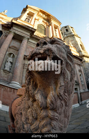 Löwe vor der Basilika von San Prospero, Piazza San Prospero, Reggio Emilia (Reggio Emilia), Emilia Romagna, Italien Stockfoto