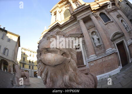 Löwe vor der Basilika von San Prospero, Piazza San Prospero, Reggio Emilia (Reggio Emilia), Emilia Romagna, Italien Stockfoto