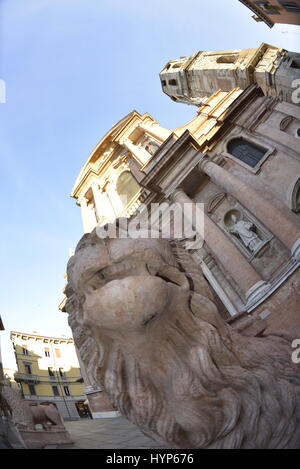 Löwe vor der Basilika von San Prospero, Piazza San Prospero, Reggio Emilia (Reggio Emilia), Emilia Romagna, Italien Stockfoto