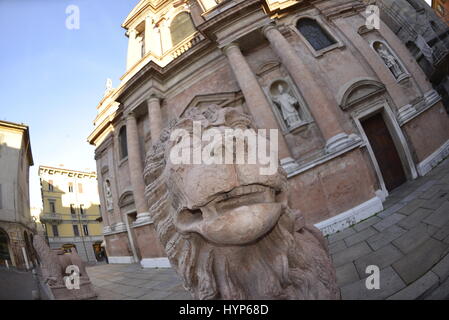 Löwe vor der Basilika von San Prospero, Piazza San Prospero, Reggio Emilia (Reggio Emilia), Emilia Romagna, Italien Stockfoto