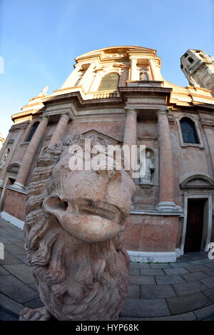 Löwe vor der Basilika von San Prospero, Piazza San Prospero, Reggio Emilia (Reggio Emilia), Emilia Romagna, Italien Stockfoto