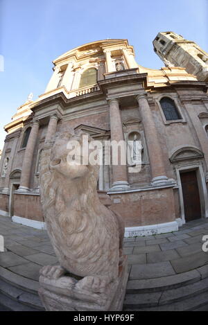 Löwe vor der Basilika von San Prospero, Piazza San Prospero, Reggio Emilia (Reggio Emilia), Emilia Romagna, Italien Stockfoto