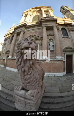 Löwe vor der Basilika von San Prospero, Piazza San Prospero, Reggio Emilia (Reggio Emilia), Emilia Romagna, Italien Stockfoto