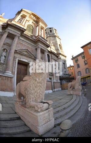 Löwe vor der Basilika von San Prospero, Piazza San Prospero, Reggio Emilia (Reggio Emilia), Emilia Romagna, Italien Stockfoto