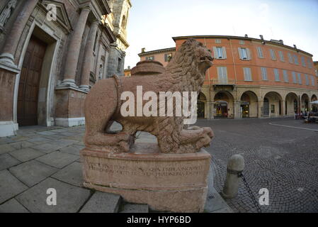 Löwe vor der Basilika von San Prospero, Piazza San Prospero, Reggio Emilia (Reggio Emilia), Emilia Romagna, Italien Stockfoto