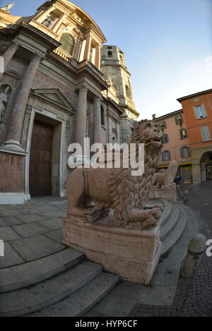 Löwe vor der Basilika von San Prospero, Piazza San Prospero, Reggio Emilia (Reggio Emilia), Emilia Romagna, Italien Stockfoto