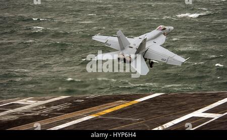 Ein USN F/A-18E Super Hornet Kampfjet Flugzeug startet aus dem Flugdeck an Bord der USN Nimitz-Klasse-Flugzeugträger USS Dwight D. Eisenhower 14. März 2017 im Atlantischen Ozean. Stockfoto