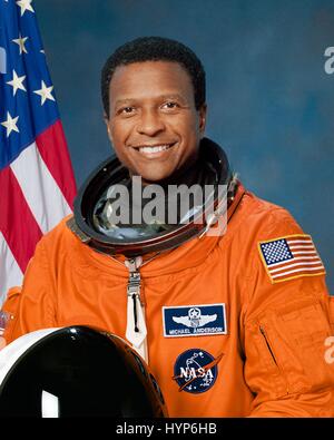 Offizielle NASA-Porträt der Astronaut Michael Anderson in einem orange Start und Eintrag Raumanzug am Johnson Space Center 14. August 2001 in Houston, Texas. Stockfoto