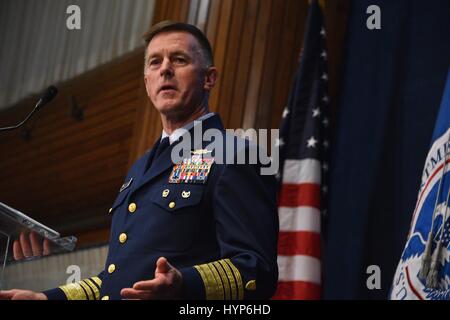 US Küstenwache Kommandant Paul Zukunft liefert die 2017 Rede zur Lage der Coast Guard vor dem National Press Club 16. März 2017 in Washington, DC. Stockfoto