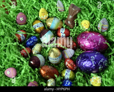 Sydney, Australien - 2. April 2017. Verschiedene Arten von Schokoladeneier und Hasen von Schokoladenfabriken. Produkte von Ferrero, Cadburry, Lindt und Mos Stockfoto