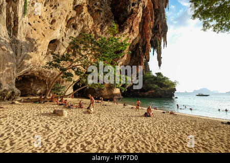 Krabi, Thailand - 17. Januar 2015 Touristen Schwimmen am Railay cave Beach, Koh Hong ist eine sehr hervorragende Insel im Nordwesten von Ao Nang. Krabi, Stockfoto