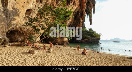 Krabi, Thailand - 17. Januar 2015 Touristen Schwimmen am Railay cave Beach, Koh Hong ist eine sehr hervorragende Insel im Nordwesten von Ao Nang. Krabi, Stockfoto