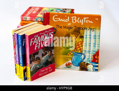 Stapel/Stapel von Enid Blyton Bücher, Klassik Kinder Bücher, Bücher der Kinder, junge Leser Konzept lesen, Kindheit Stockfoto