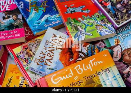 Stapel/Stapel von Enid Blyton Bücher, Klassik Kinder Bücher, junge Leser Buch der Kinder, Kinder Bücher, Konzept lesen, Kindheit Stockfoto